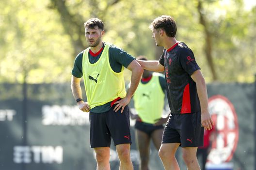 Santiago Giménez dell'AC Milan osserva durante una sessione di allenamento dell'AC Milan a Milanello l'8 aprile 2026 a Cairate, Italy. (Foto di Giuseppe Cottini/AC Milan via Getty Images) Milan, questa è una giornata da non sbagliare: la zona Champions diventa bollente- immagine 3