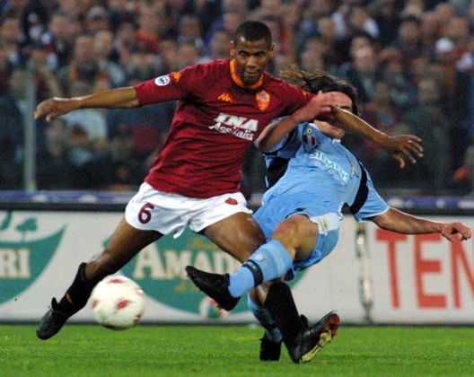 Il difensore brasiliano della Roma Aldair Nascimento (sinistra) lotta per la palla con un giocatore della Lazio il 29 aprile 2001 durante il derby d'esordio di campionato, allo Stadio Olimpico di Roma. Il risultato finale è Roma 2 - Lazio 2 “Capitano mio capitano”: i capitani storici del derby Lazio-Roma- immagine 2