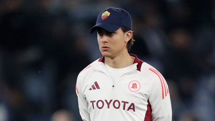 ROME, ITALY - APRIL 13: Paulo Dybala of AS Roma looks on as players of AS Roma warm up prior to the Serie A match between SS Lazio and AS Roma at Stadio Olimpico on April 13, 2025 in Rome, Italy. (Photo by Paolo Bruno/Getty Images) Dybala: “Champions, la classifica dice che possiamo farcela. Io sto vicino ai miei compagni” - immagine 1