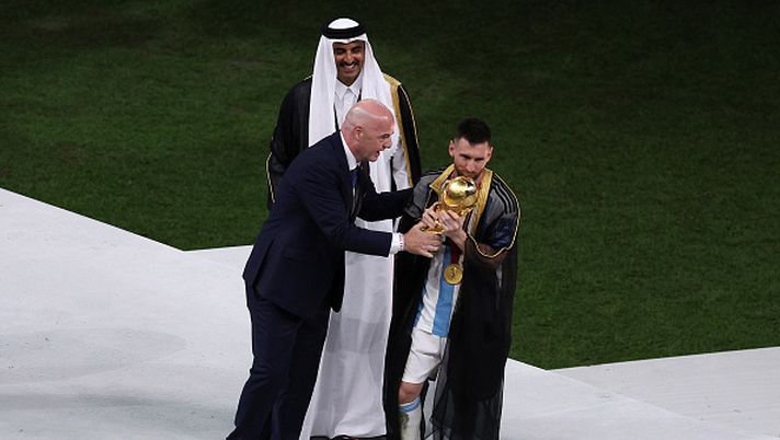 LUSAIL CITY, QATAR - DECEMBER 18: Lionel Messi of Argentina receives the World Cup Trophy from FIFA President Gianni Infantino and Sheikh Tamim bin Hamad Al Thani, Emir of Qatar, during the awards ceremony after the FIFA World Cup Qatar 2022 Final match between Argentina and France at Lusail Stadium on December 18, 2022 in Lusail City, Qatar. (Photo by Richard Heathcote/Getty Images) La copa Libertadores “invita” l’Inter Miami di Leo Messi: evento storico ad un passo… - immagine 1