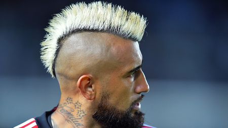 AVELLANEDA, ARGENTINA - MAY 04: Arturo Vidal of Flamengo looks on during a Copa CONMEBOL Libertadores 2023 Group A match between Racing Club and Flamengo at Presidente Peron Stadium on May 04, 2023 in Avellaneda, Argentina. (Photo by Marcelo Endelli/Getty Images)