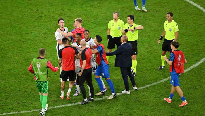 GELSENKIRCHEN, GERMANY - JUNE 30: Declan Rice of England is held back by teammates after clashing with Slovakia backroom staff following the UEFA EURO 2024 round of 16 match between England and Slovakia at Arena AufSchalke on June 30, 2024 in Gelsenkirchen, Germany. (Photo by Shaun Botterill/Getty Images) Inghilterra-Slovacchia, sfiorata la rissa a fine match tra Rice e Calzona: il fatto - immagine 1