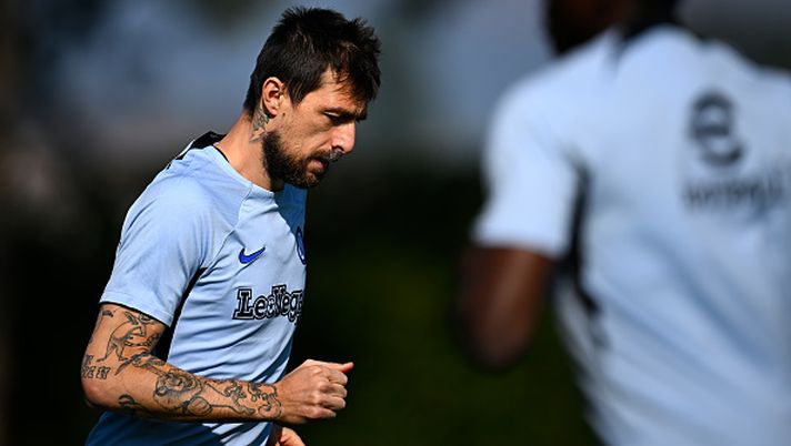 COMO, ITALY - MARCH 21: Francesco Acerbi of FC Internazionale in action during the FC Internazionale training session at the club's training ground Suning Training Center on March 21, 2024 in Como, Italy. (Photo by Mattia Ozbot - Inter/Inter via Getty Images) Inter, Acerbi contro un tifoso del Psg: “Niente prese per il c**o, sono matto” - immagine 1