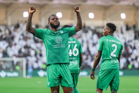 RIYADH, SAUDI ARABIA - FEBRUARY 13: Franck Kessie of Al Ahli celebrates after scoring the 2nd goal during the Saudi pro league match between Al Shabab and Al Ahli at SHG Arena on February 13, 2026 in Riyadh, Saudi Arabia. (Photo by Yasser Bakhsh/Getty Images) Thauvin gol e primo posto in Ligue 1, segnano anche Kessie e Abraham. Il weekend degli ex Serie A- immagine 2