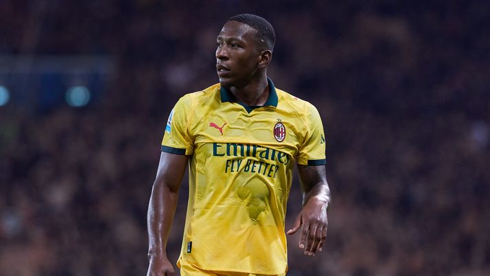 UDINE, ITALY - SEPTEMBER 20: Pervis Estupinan of AC Milan looks on during the Serie A match between Udinese Calcio and AC Milan at Stadio Friuli on September 20, 2025 in Udine, Italy. (Photo by Emmanuele Ciancaglini/Getty Images)  milan-estupinan-infortunio-roma