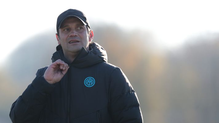 MILAN, ITALY - DECEMBER 06: FC Internazionale coach Cristian Chivu looks on during the Coppa Italia Primavera match between FC Internazionale U19 and Atalanta U19 at Konami Youth Development Center on December 06, 2023 in Milan, Italy. (Photo by Emilio Andreoli - Inter/Inter via Getty Images) TS – Inter, chi al posto di Chivu in Primavera? Un nome nettamente in pole - immagine 1