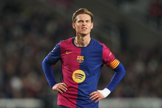 De Jong con il polso bendato in una partita di Liga. (Foto di Alex Caparros/Getty Images) Barcellona, l’ex medico del Real: “Non credo che le bende ai polsi siano una moda”- immagine 3