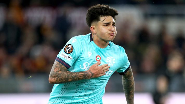 ROME, ITALY - MARCH 19: Santiago Castro of Bologna celebrates scoring his team's third goal during the UEFA Europa League 2025/26 Round of 16 Second Leg match between AS Roma and Bologna FC 1909 at Stadio Olimpico on March 19, 2026 in Rome, Italy. (Photo by Paolo Bruno/Getty Images) castro