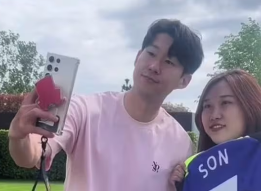 Son dice no al selfie con una tifosa – Il motivo? La marca sbagliata dello smartphone…- immagine 4