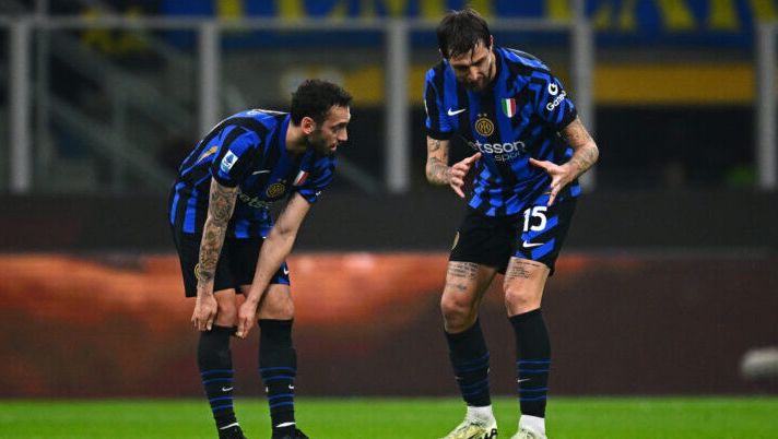 MILAN, ITALY - FEBRUARY 10: Hakan Calhanoglu and Francesco Acerbi of FC Internazionale, in action, gestures during the Serie match between Inter and Fiorentina at Stadio Giuseppe Meazza on February 10, 2025 in Milan, Italy. (Photo by Mattia Ozbot - Inter/Inter via Getty Images) FLASH – Inter, ecco l’esito degli esami e i tempi di recupero per Acerbi! Cosa filtra su Calhanoglu - immagine 1