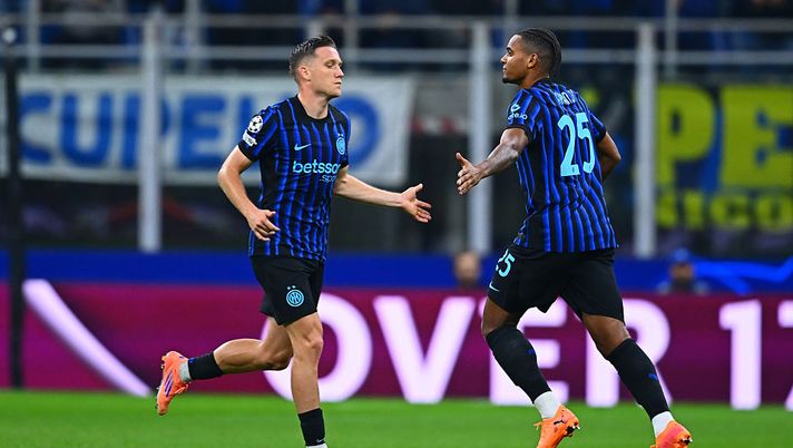 MILAN, ITALY - SEPTEMBER 30: Piotr Zielinski of FC Internazionale reacts with Manuel Akanji during the UEFA Champions League 2025/26 League Phase MD2 match between FC Internazionale Milano and SK Slavia Praha at Stadio San Siro on September 30, 2025 in Milan, Italy. (Photo by Mattia Pistoia - Inter/Inter via Getty Images) Zielinski a InterTV: “Ecco cosa posso dare di più all’Inter in questa stagione” - immagine 1
