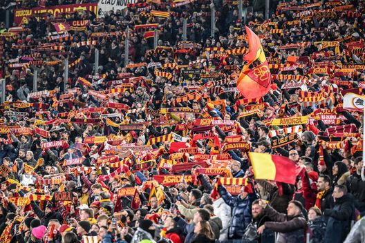 ROME, ITALY - JANUARY 07: AS Roma fans during the Serie A TIM match between AS Roma and Atalanta BC at Stadio Olimpico on January 07, 2024 in Rome, Italy. (Photo by Fabio Rossi/AS Roma via Getty Images) Roma intitolerà un giardino a Trigoria a Niels Liedholm- immagine 2