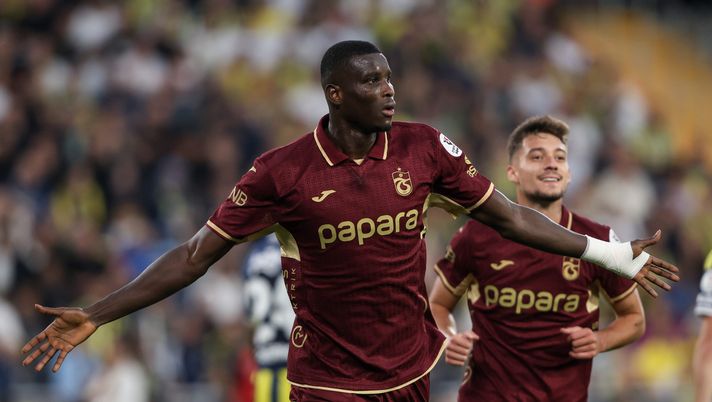 ISTANBUL, TURKEY - SEPTEMBER 14: Paul Onuachu of Trabzonspor celebrates after scoring his team's first goal that has been disallowed after VAR review during the Trendyol Süper Lig match between Fenerbahçe SK and Trabzonspor at Ulker Sukru Saracoglu Stadium on September 14, 2025 in Istanbul, Turkey. (Photo by Ahmad Mora/Getty Images) Streaming Basaksehir-Trabzonspor: Diretta TV e live gratis - immagine 1