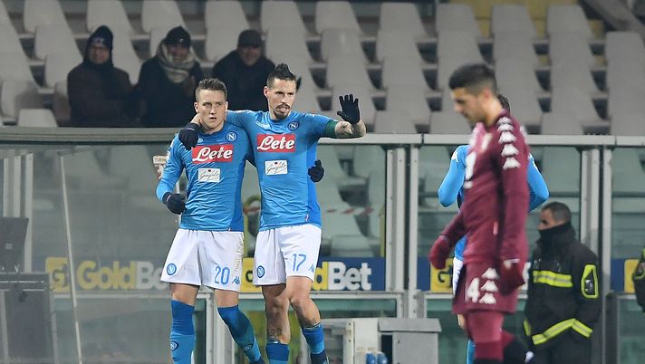 TURIN, ITALY - DECEMBER 16: Marek Hamsik and Piotr Zielinski of SSC Napoli celebrate the 0-2 goal scored by Piotr Zielinski, beside the disappointment of Iago Falquei player of Torino FC during the Serie A match between Torino FC and SSC Napoli at Stadio Olimpico di Torino on December 16, 2017 in Turin, Italy. (Photo by Francesco Pecoraro/Getty Images) Torino-Napoli 1-3: i granata salvano la faccia, non la partita - immagine 1