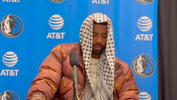 L’ultima di Irving: in conferenza con la kefiah