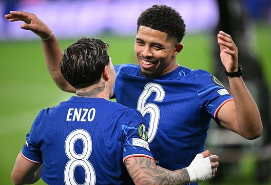 WROCLAW, POLAND - MAY 28: Levi Colwill and Enzo Fernández of Chelsea celebrate after the UEFA Conference League Final 2025 between Real Betis Balompie and Chelsea FC at on May 28, 2025 in Wroclaw, Poland. (Photo by Stuart Franklin/Getty Images) Chelsea da capogiro: pioggia di milioni dopo il trionfo al Mondiale per Club- immagine 3