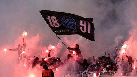 BRUGES, BELGIUM - MAY 08: Fans of Club Brugge show their support as they set off flares during the UEFA Europa Conference League 2023/24 Semi-Final second leg match between Club Brugge and ACF Fiorentina at Jan Breydelstadion on May 08, 2024 in Bruges, Belgium. (Photo by Dean Mouhtaropoulos/Getty Images)