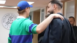 Sinner incontra Donnarumma a Parigi: quante risate tra i due | VIDEO
