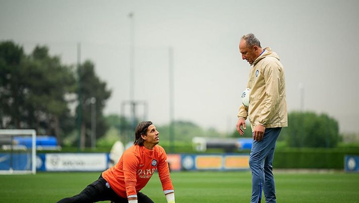 Da Sommer a… Sinner: il portiere si allena a parare palline da tennis. Tifosi scatenati - immagine 1