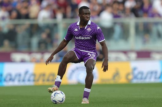 FLORENCE, ITALY - APRIL 15: Michael Kayode of ACF Fiorentina in action during the Serie A TIM match between ACF Fiorentina and Genoa CFC at Stadio Artemio Franchi on April 15, 2024 in Florence, Italy.(Photo by Gabriele Maltinti/Getty Images) Kayode, parla l’ex tecnico: “Starebbe alla perfezione nell’Inter di Inzaghi”- immagine 2