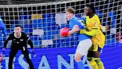 Napoli-Verona 1-2, annullato un gol ad Hojlund per un presunto fallo di mano – VIDEO