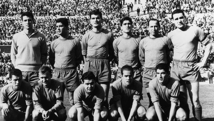 The Spanish national side in training in Madrid for the World Cup, 2nd May 1962. From left to right, (back row) Salvador Sadurni, Luis Maria Echeberria, Enrique Gensana, Severino Reija, Manuel Ruiz Sosa and Jesus Garay; (front row) Amaro Varela Amancio, Vicente Guillot, Eulogio Martinez, Luis Suarez and Enrique Collar. (Photo by Central Press/Hulton Archive/Getty Images) L’Atlético Madrid piange Enrique Collar: muore a 91 anni il capitano più longevo- immagine 2