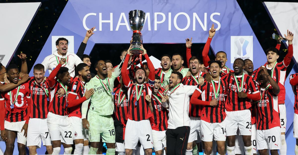 Supercoppa Italiana al Milan, il momento della premiazione | VIDEO