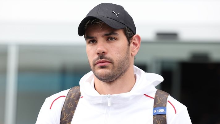 ROME, ITALY - MAY 12: Theo Hernandez of AC Milan looks on before embarking on the plane on May 12, 2025 in Rome, Italy. (Photo by Claudio Villa/AC Milan via Getty Images) Gazzetta: “Theo Hernandez, Milan rimasto molto deluso dalle sue parole: ecco perché” - immagine 1
