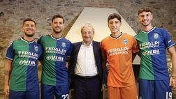 Feralpisalò, presentata prima maglia: il design è un ritorno al passato…