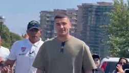 Buongiorno saluta i tifosi a Castel Volturno dopo essersi fermato con loro