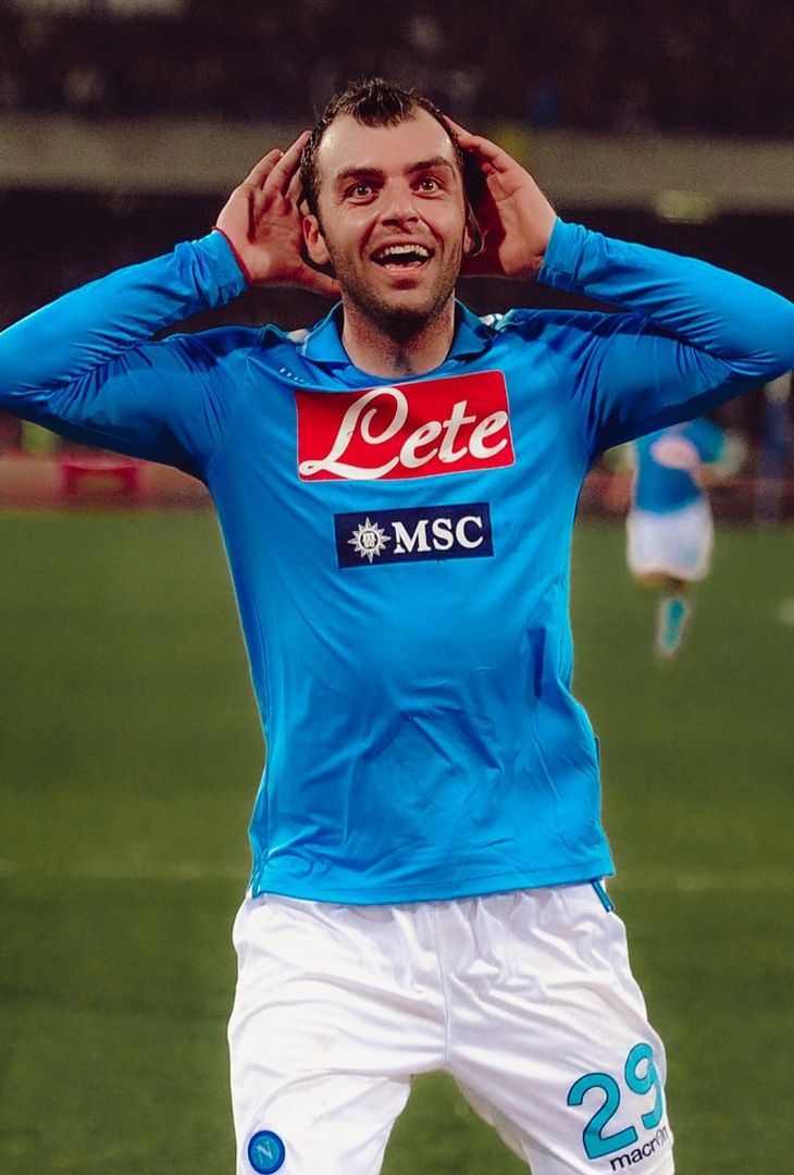 Poco più di 24 ore separano Napoli-Juventus dal suo fischio d'inizio. Valevole per la 14ª giornata di Serie A, la gara andrà in scena domani, domenica 7 dicembre, alle 20:45. Nel frattempo, per smorzare l'attesa, l'account Instagram della società partenopea ha pubblicato un post composto da sedici fotografie, una per ogni battaglia (fatta eccezione per la _'manita'_ del febbraio 2023) che ha avuto per protagoniste, sotto i riflettori dello Stadio Diego Armando Maradona (chiamato San Paolo fino al novembre 2020), la compagine azzurra e quella bianconera. Un viaggio che va a ritroso: dalla stagione 2024/25 allo scontro più recente, ovvero quello dell'annata 2010/11.