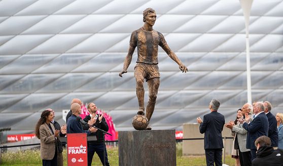 Bayern Monaco, inaugurata la statua dedicata a Franz Beckenbauer- immagine 2