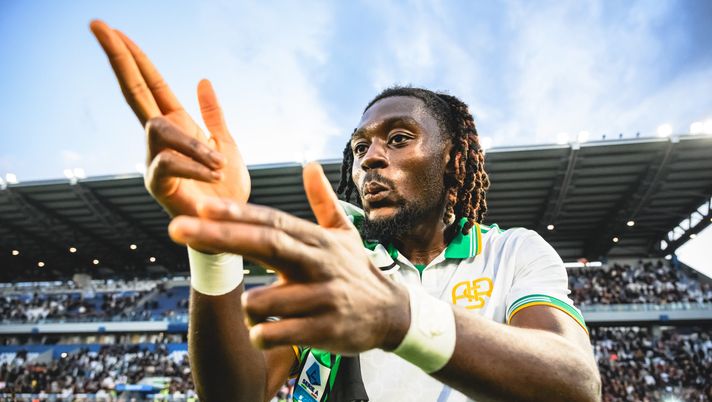 SASSUOLO, ITALY - OCTOBER 26: Manu Kone of AS Roma celebrates the victory after the Serie A match between US Sassuolo Calcio and AS Roma at Mapei Stadium Citta del Tricolore on October 26, 2025 in Sassuolo, Italy. (Photo by Fabio Rossi/AS Roma via Getty Images) Mercato, per Koné offerto Frattesi: ma Roma chiederà questo nome che Inter non vuole dar via - immagine 1
