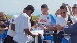 “Napoli torna campione!”: i tifosi lanciano il coro, la reazione di Neres é esilarante