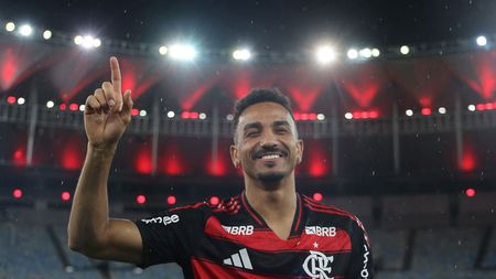 RIO DE JANEIRO, BRAZIL - 30 gennaio: Brazilian defender Danilo gesture to fans during his presentation at Maracana Stadium on January 30, 2025 in Rio de Janeiro, Brazil. (Photo by Wagner Meier/Getty Images) danilo flamengo