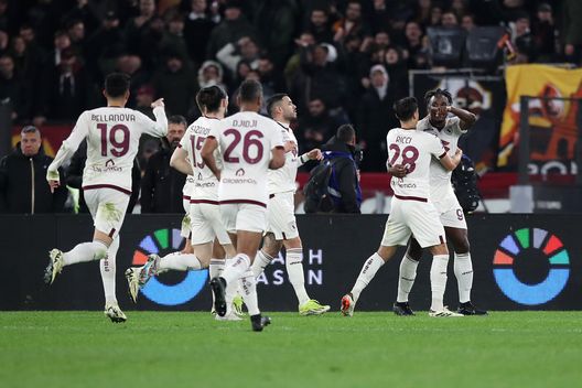 ROME, ITALY - FEBRUARY 26: Duvan Zapata of Torino FC celebrates scoring his team's first goal with team mates during the Serie A TIM match between AS Roma and Torino FC at Stadio Olimpico on February 26, 2024 in Rome, Italy. (Photo by Paolo Bruno/Getty Images)