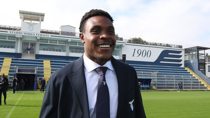 ROME, ITALY - OCTOBER 22: Fisayo Dele-Bashiru of SS Lazio looks on during the SS Lazio Official team photo at Formello sport center on October 22, 2025 in Rome, Italy. (Photo by Paolo Bruno/Getty Images) Lazio, reintegrato Dele-Bashiru: ci sarà contro la Fiorentina, chi gli fa posto - immagine 1