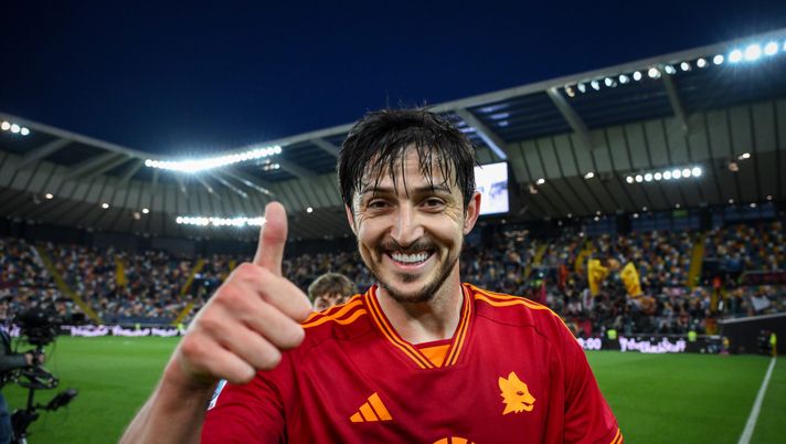 UDINE, ITALY - APRIL 25: AS Roma player Sardar Azmoun celebrates the victory after the Serie A TIM match between Udinese Calcio and AS Roma at Dacia Arena on April 25, 2024 in Udine, Italy. (Photo by Fabio Rossi/AS Roma via Getty Images) (Photo by Fabio Rossi/AS Roma via Getty Images) Nazionali, Azmoun e Shomurodov protagonisti nelle qualificazioni al Mondiale 2026 - immagine 1