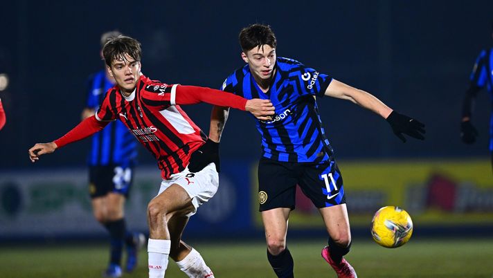 MILAN, ITALY - FEBRUARY 05: Matteo Spinaccè (R) of FC Internazionale U20 goes after the ball during the Coppa Italia Primavera Match between FC Internazionale U20 and AC Milan U20 at Konami Youth Development Center on February 05, 2025 in Milan, Italy. (Photo by Mattia Pistoia - Inter/Inter via Getty Images) Giovanili Milan, il programma del weekend: ben tre derby in vista - immagine 1