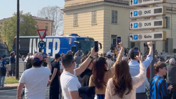 VIDEO FCIN1908 / Parma-Inter, arriva il pullman nerazzurro al Tardini e parte il coro dei tifosi