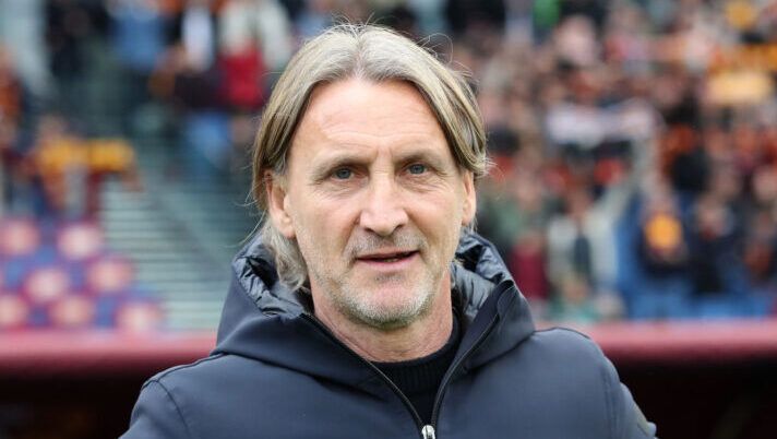 ROME, ITALY - MARCH 16: Davide Nicola, Head Coach of Cagliari, looks on prior to the Serie A match between AS Roma and Cagliari at Stadio Olimpico on March 16, 2025 in Rome, Italy. (Photo by Paolo Bruno/Getty Images) Nicola: “Dubbio Prati, il motivo! Ecco come sta Coman, è un giocatore di livello” - immagine 1
