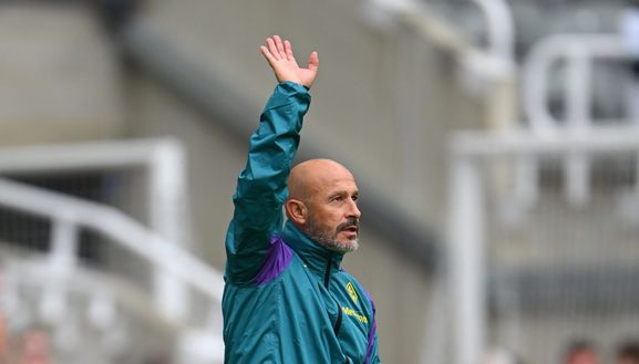 NEWCASTLE UPON TYNE, ENGLAND - AUGUST 06: Fiorentina head coach Vincenzo Italiano reacts during the pre-season friendly match between ACF Fiorentina and OGC Nice at St James' Park on August 06, 2023 in Newcastle upon Tyne, England. (Photo by Stu Forster/Getty Images) Beltran “Russell” ed “Émile” Nzola: crolla il tempo delle cattedrali- immagine 2