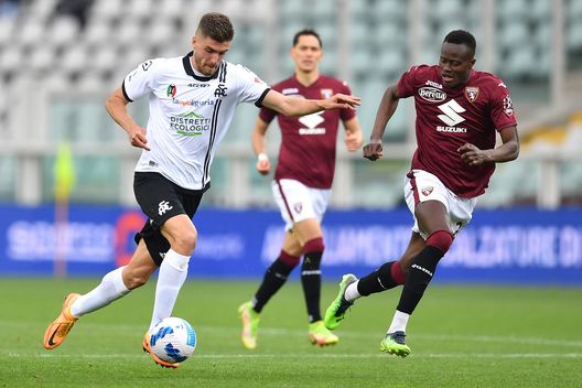 TURIN, ITALY - APRIL 23: Petko Hristov of Spezia Calcio in action against Demba Seck of Torino FC during the Serie A match between Torino FC and Spezia Calcio at Stadio Olimpico di Torino on April 23, 2022 in Turin, Italy. (Photo by Valerio Pennicino/Getty Images) torino-spezia