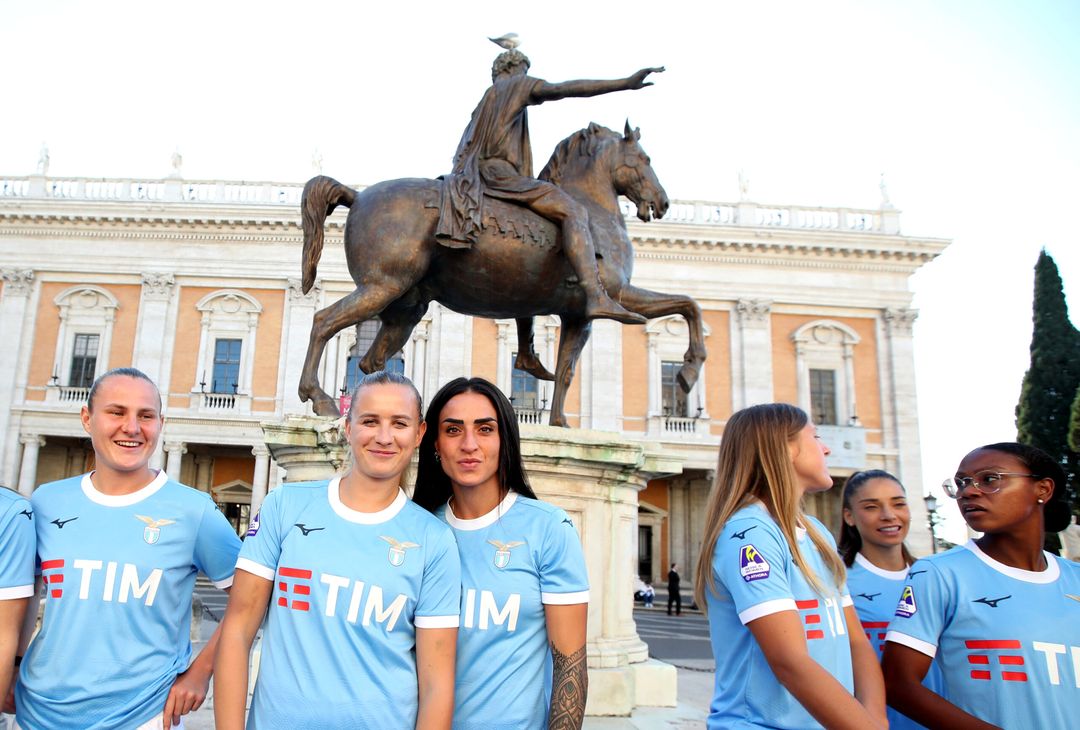 WOMEN | Lazio, foto di squadra al Campidoglio: c’è anche Onorato – GALLERY - immagine 7