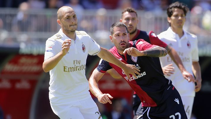 CAGLIARI, ITALY - MAY 28: Marco Boriello of Cagliari in contrast with Gabriel Paletta of Milan during the Serie A match between Cagliari Calcio and AC Milan at Stadio Sant'Elia on May 28, 2017 in Cagliari, Italy. (Photo by Enrico Locci/Getty Images) Calciomercato Torino, accordo Milan-Lazio per Paletta - immagine 1
