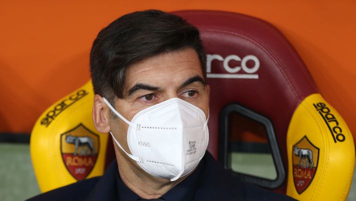 ROME, ITALY - DECEMBER 17: Paulo Fonseca, head coach of Roma looks on as he wears a face mask ahead of the Serie A match between AS Roma and Torino FC at Stadio Olimpico on December 17, 2020 in Rome, Italy. The match will be played without fans, behind closed doors as a Covid-19 precaution. (Photo by Paolo Bruno/Getty Images) Roma: a pochi giorni dalla gara col Toro, 4 giocatori si allenano a parte - immagine 1