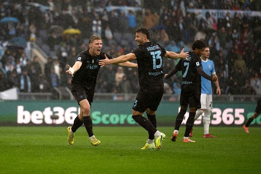 Roma, Italia - 4 gennaio 2026: Amir Rrahmani, a destra, esulta con Rasmus Højlund dopo aver segnato contro la Lazio. (Foto di SSCN Napoli/SSCN Napoli) Rrahmani e la sua Napoli-Verona: dagli esordi in gialloblù agli scudetti in azzurro- immagine 3