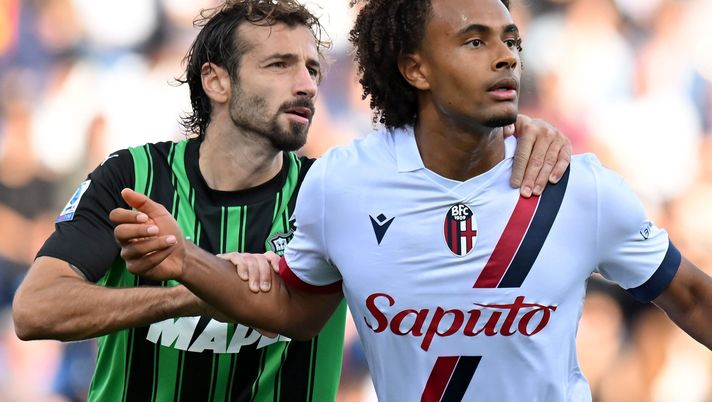 REGGIO NELL'EMILIA, ITALY - OCTOBER 28: Gian Marco Ferrari of US Sassuolo competes for the ball with Joshua Zirkzee of Bologna FC during the Serie A TIM match between US Sassuolo and Bologna FC at Mapei Stadium - Citta' del Tricolore on October 28, 2023 in Reggio nell'Emilia, Italy. (Photo by Alessandro Sabattini/Getty Images) Sassuolo-Bologna, le pagelle di Tmw- immagine 1