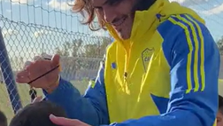 Cavani idolo dei piccoli tifosi del Boca Juniors: la loro gioia nell’incontrarlo