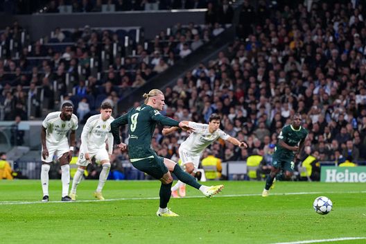 MADRID, SPAGNA - 10 DICEMBRE: Erling Haaland del Manchester City segna il secondo gol della sua squadra su rigore durante la partita della sesta giornata della fase a gironi di UEFA Champions League 2025/26 tra Real Madrid C.F. e Manchester City all'Estadio Santiago Bernabeu il 10 dicembre 2025 a Madrid, Spagna. (Foto di Aitor Alcalde/Getty Images) Manchester City, Haaland e la sua esultanza misurata contro il Real: “Ispirata ad Achille”- immagine 2